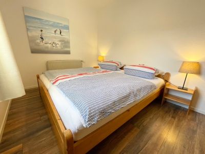 Schlafzimmer mit Doppelbett in Ferienwohnung auf Ferienhof auf Fehmarn
