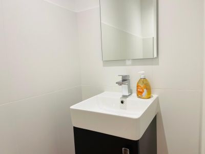 Waschbecken mit Spiegel im Gäste-WC